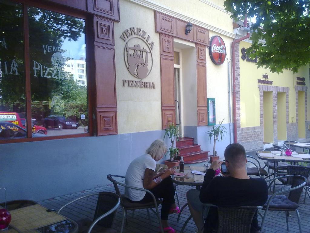 Central Apartman Gyula Zimmer foto